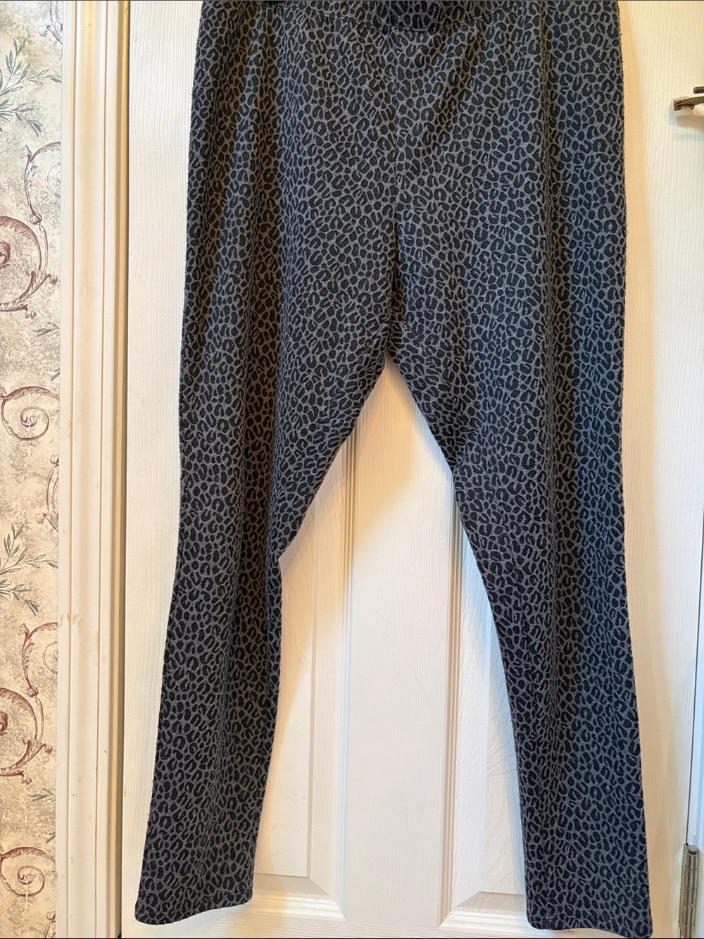 XL Ladies Black & Gray Leopard Print Stretch Leggings